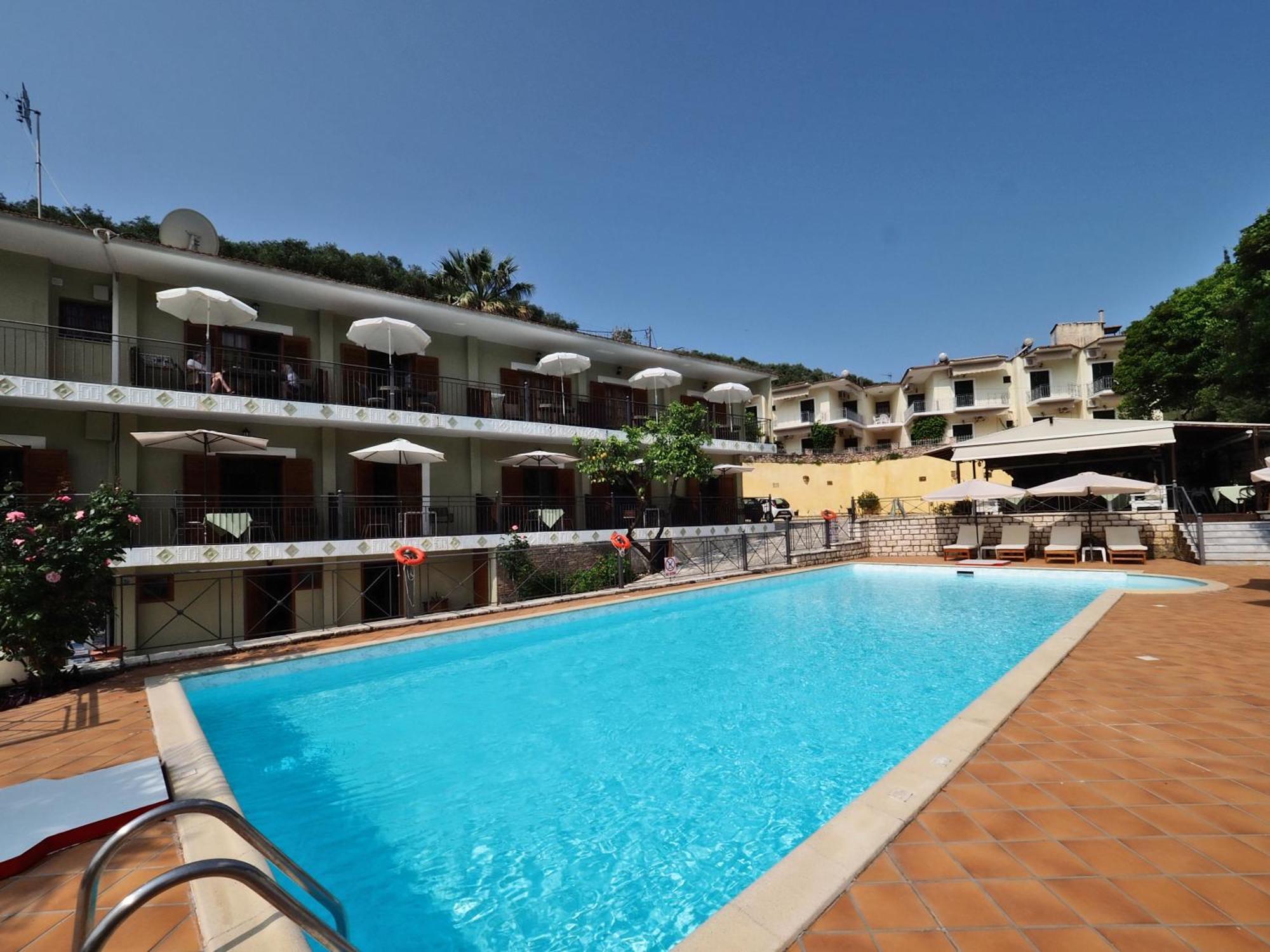 Bella Vista Hotel Studios & Apartments Parga Exterior photo